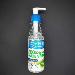 ژل مرطوب کننده آلوئهورا کامان با درب سبز رنگ و بافت شفاف