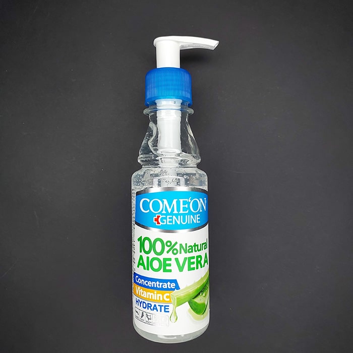 ژل مرطوب کننده آلوئهورا کامان با درب سبز رنگ و بافت شفاف