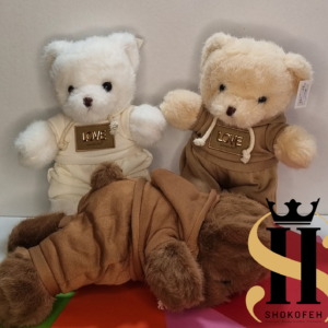 عروسک خرس تدی لباس‌دار با هودی مجهز به مارک طلایی Love در رنگ‌های سفید و قهوه‌ای