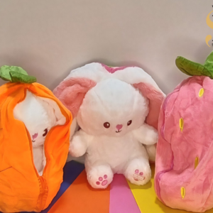 عروسک خرگوش سفید داخل غلاف هویج نارنجی و توت‌فرنگی صورتی زیپ‌دار