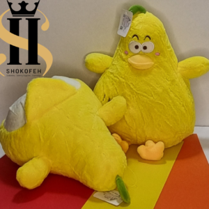 عروسک اردک گلابی زرد با کلاهک سبز و پاهای کوچک نارنجی