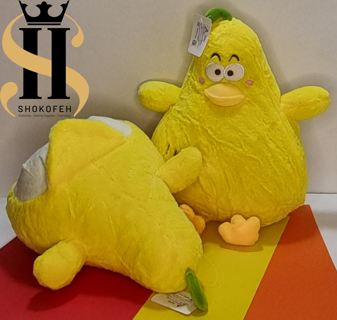 عروسک اردک گلابی زرد با کلاهک سبز و پاهای کوچک نارنجی