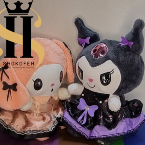 عروسک کورومی سیاه و مای ملودی صورتی با لباس‌های مجلسی توری و پلاک مرواریدی