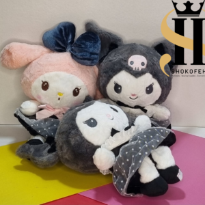 عروسک کورومی خاکستری و مای ملودی صورتی با دامن توری خال‌خالی و پاپیون‌های بزرگ آبی و صورتی