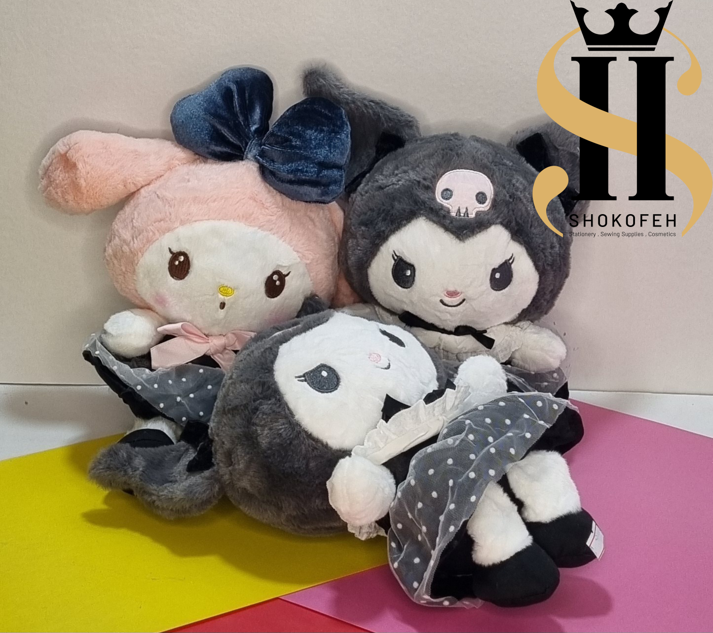 عروسک کورومی خاکستری و مای ملودی صورتی با دامن توری خالخالی و پاپیونهای بزرگ آبی و صورتی