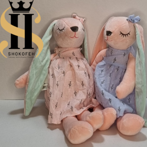 دو عدد عروسک خرگوش آنجل چشم‌بسته با پیراهن‌های صورتی و آبی و گوش‌های بلند سبز آبی