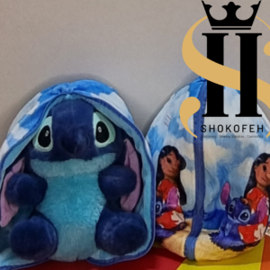 عروسک استیچ آبی داخل غلاف پارچه‌ای با طرح انیمیشن لیلو و استیچ در کنار غلاف بسته شده