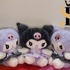 سه عدد عروسک کورومی با لباس‌های یاسی و بنفش، دامن چهارخانه سیاه و سفید و یقه توری سفید