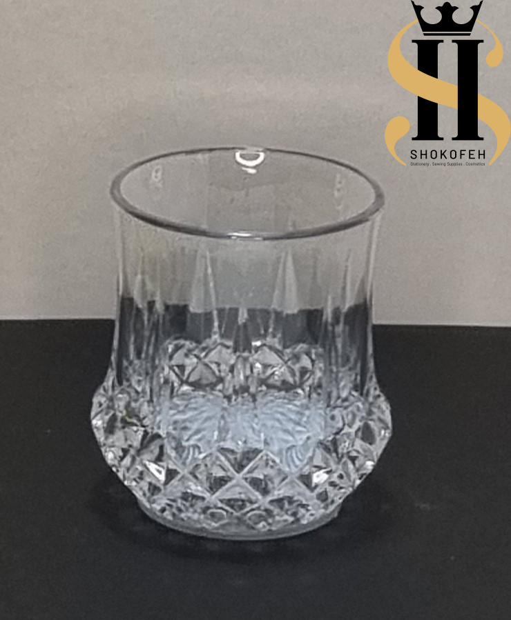 لیوان چراغدار جادویی شفاف با نورهای LED هفترنگ در حال درخشش با ریختن آب