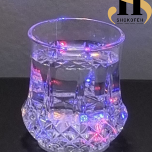 لیوان چراغدار جادویی شفاف با نورهای LED هفترنگ در حال درخشش با ریختن آب