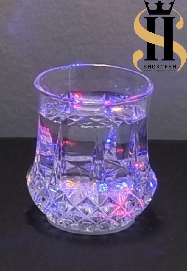 لیوان چراغدار جادویی شفاف با نورهای LED هفترنگ در حال درخشش با ریختن آب