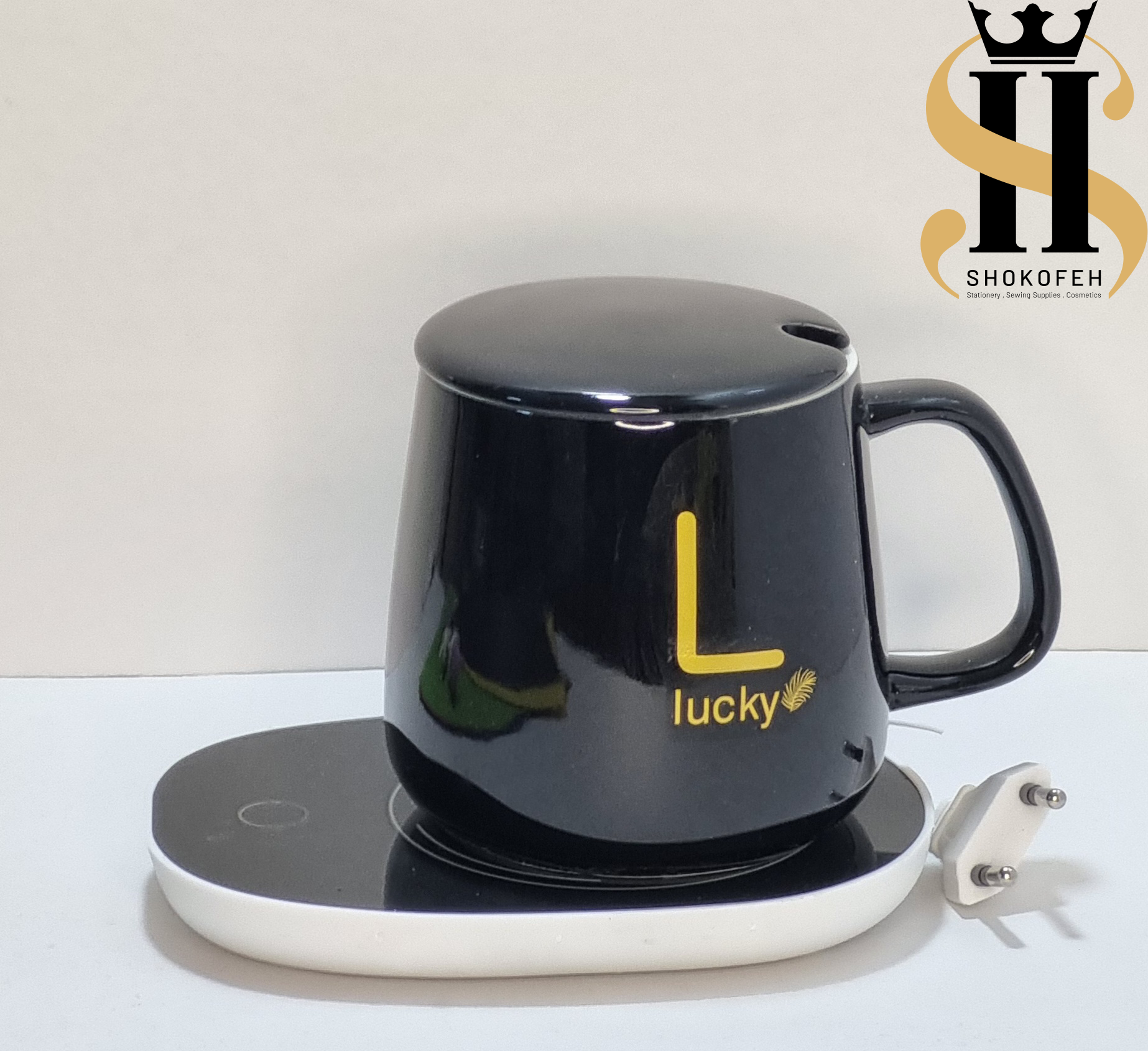 ماگ حرارتی لاکچری مشکی مدل Lucky روی صفحه گرمکن برقی هوشمند با کابل اتصال